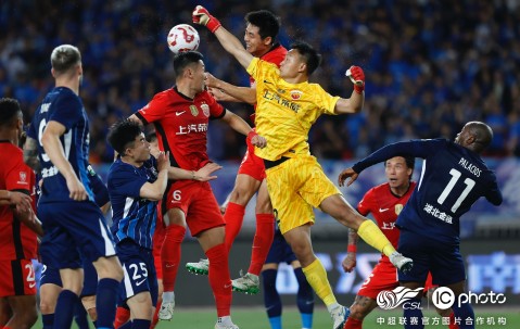 包含转会期德甲传出新动向，上海海港临场应变，管理层表态：更衣室稳定，身体对抗强度拉满的词条